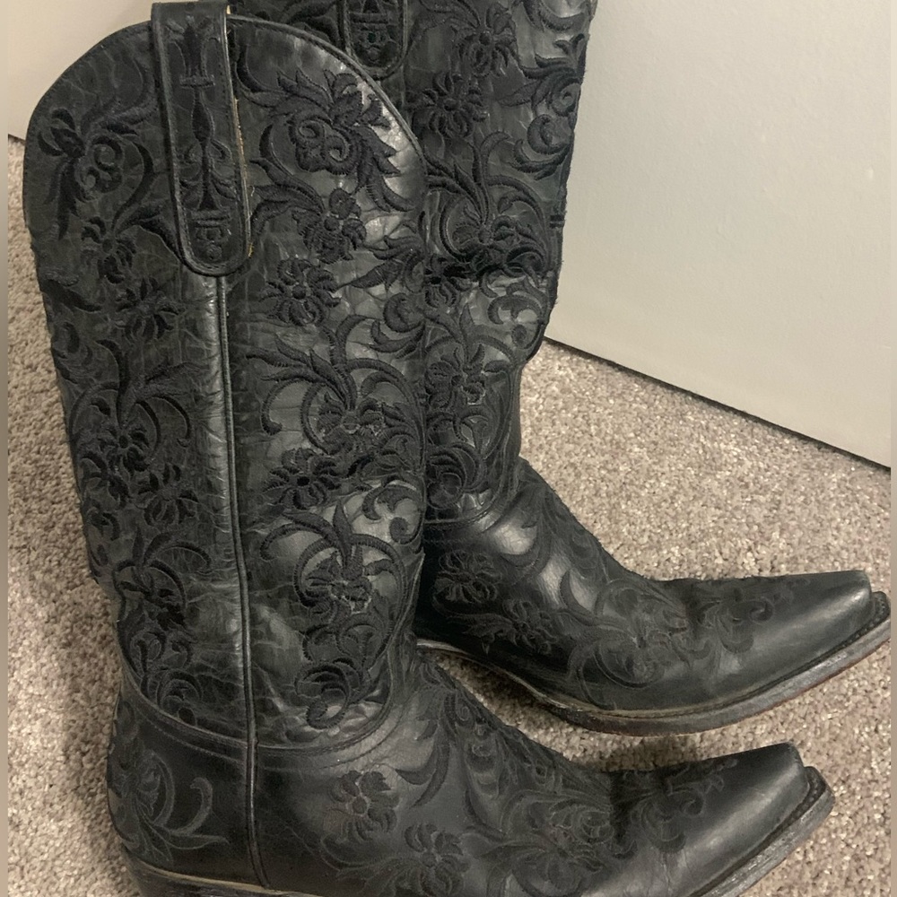 Old Gringo black boots. Size 8 1/2. Leather workmanship is outstanding.